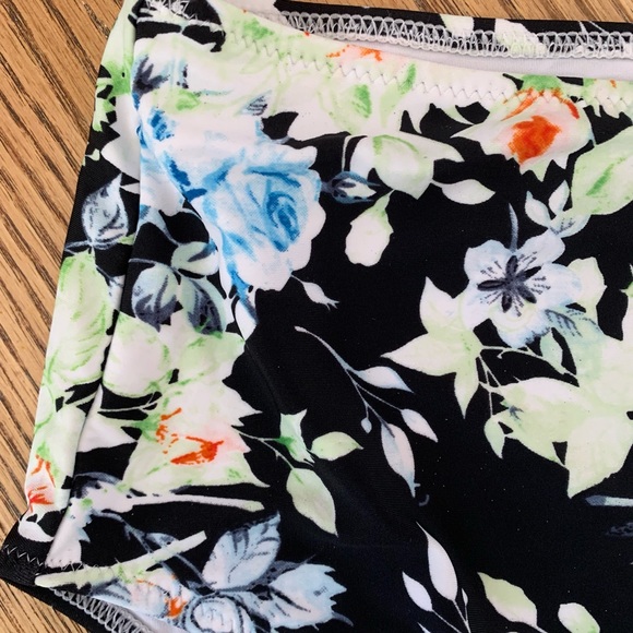 High-waisted bikini with mid-coverage top - Picture 3 of 3